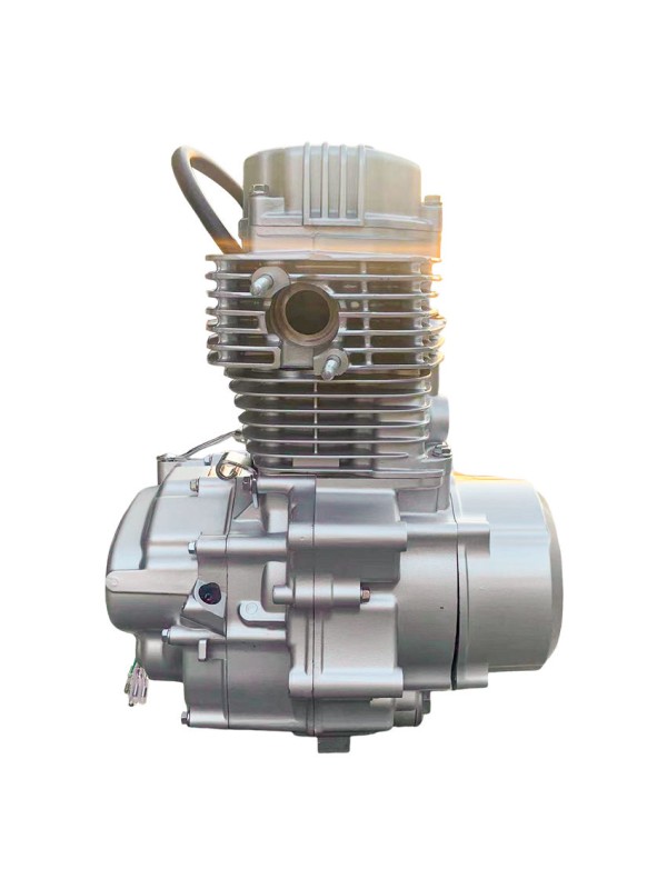 Powerful, wear-resistant four-stroke motorcycle engine